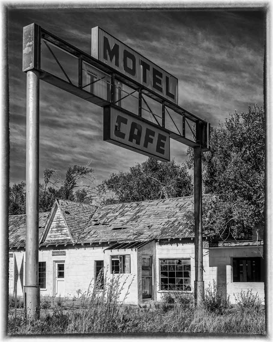 04x05_glenrio-motel-and-cafe-vertical_portrait_thumbnail.jpg